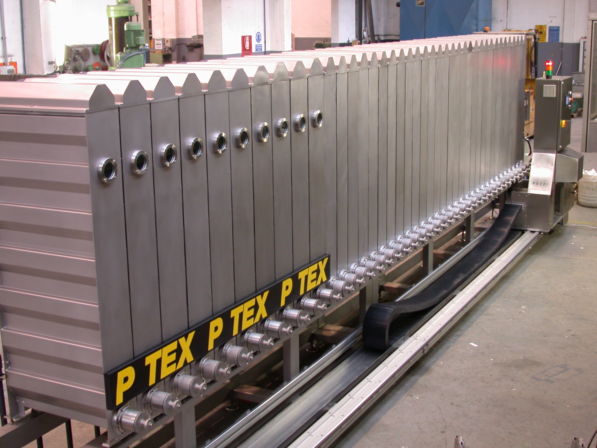 Macchinario industriale in fabbrica, linea di produzione