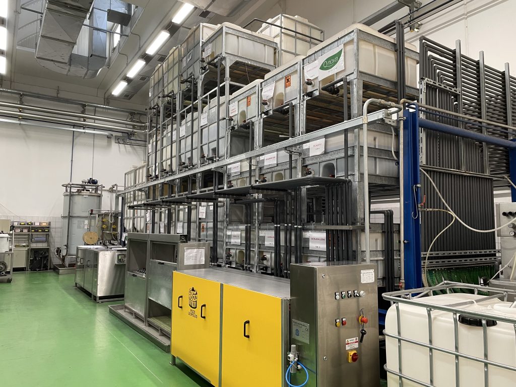 Impianto industriale interno con serbatoi e macchinari
