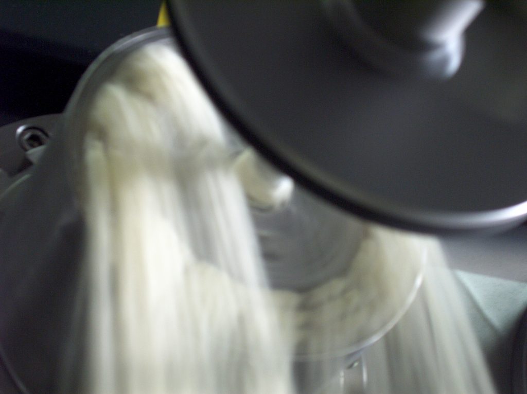 Corde bianche in macchina industriale grigia