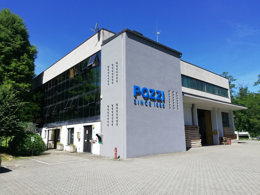 Edificio aziendale moderno con vetri riflettenti